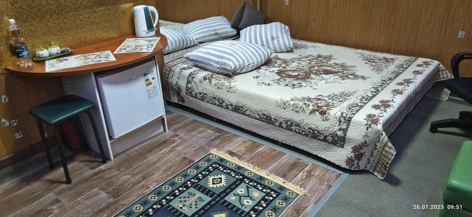 Apartment In A Guest House 阿拉木图 外观 照片
