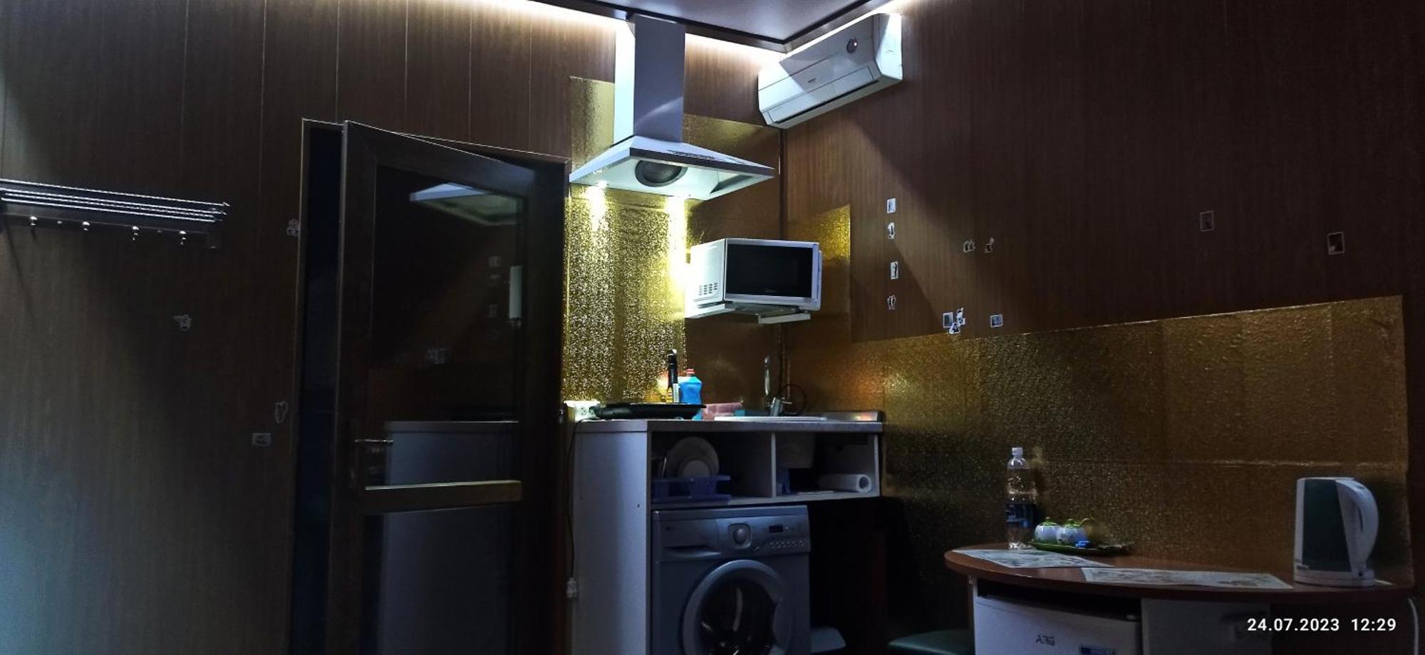 Apartment In A Guest House 阿拉木图 外观 照片
